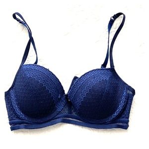 4/$20 Fredricks of Hollywood Navy lace Bra